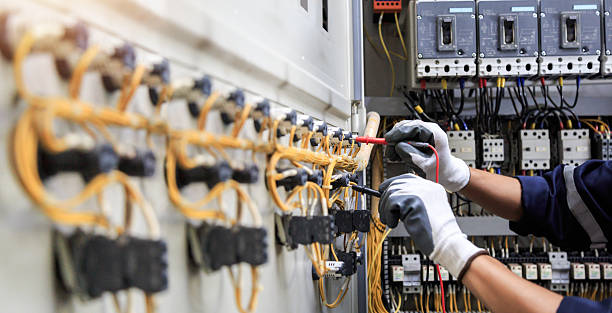 Professional Electrician technician working in Pinellas County County, FL